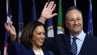 קמלה האריס עם בעלה דאגלס דאג אמהוף ארה"ב בחירות 2024