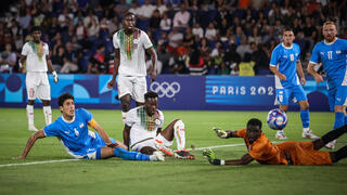 דיאלו דוחק את הכדור לרשת שלו