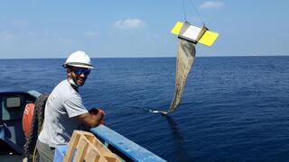 רשת הפלנקטון לפני הורדה למים, על גבי ספינת המחקר "בת גלים"