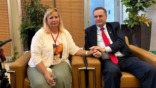 שר החוץ ישראל כ״ץ בפגישה עם אוקסנה לובנוב אימו של אלכס שנחטף לעזה