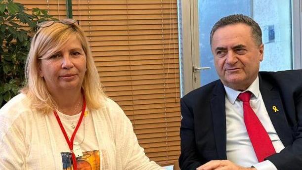 שר החוץ ישראל כ״ץ בפגישה עם אוקסנה לובנוב אימו של אלכס שנחטף לעזה