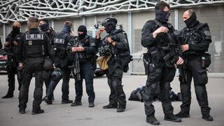 האבטחה מחוץ לפארק דה פראנס 