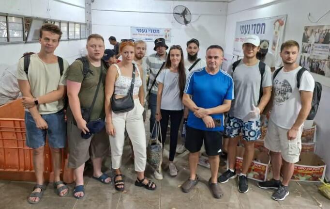 Белорусские волонтеры в "Хасдей-Наоми" 