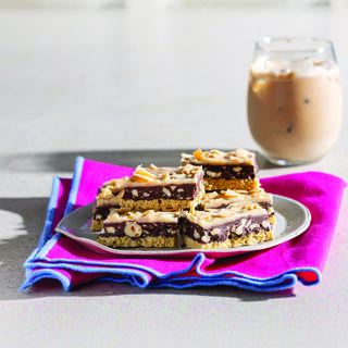 ריבועי קורנפלקס עם טחינה ושוקולד 