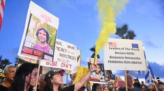  הפגנת משפחות חטופים מול שגרירות ארה״ב במקביל לנאום של נתניהו בקונגרס