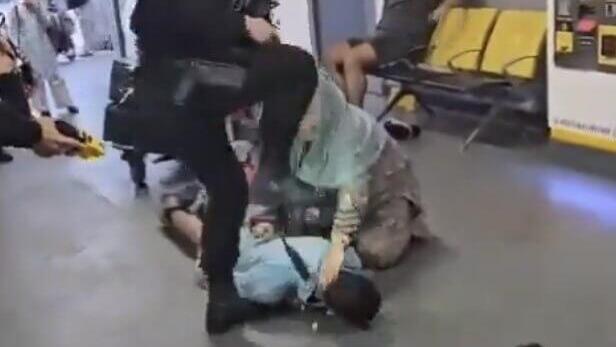 מנצ'סטר שוטר תועד בועט בפנים של צעיר מוסלמי ב נמל ה תעופה