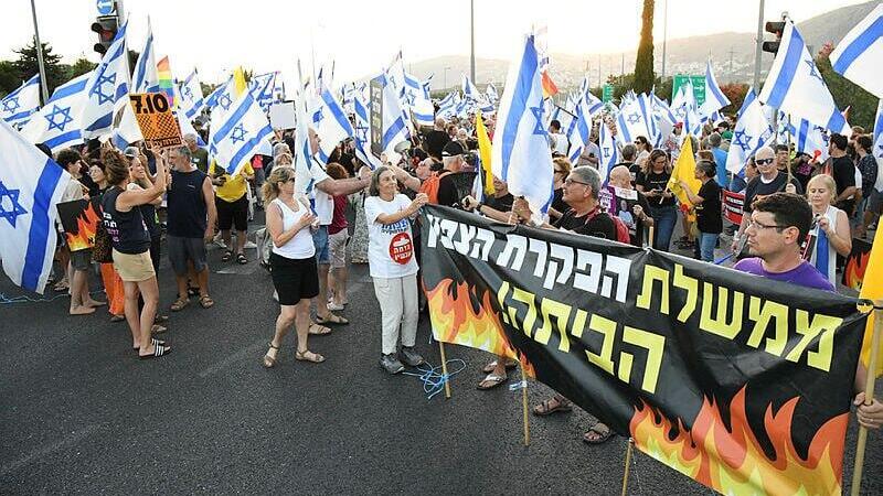 מחאה להשבת החטופים ובקריאה לבחירות בכרמיאל