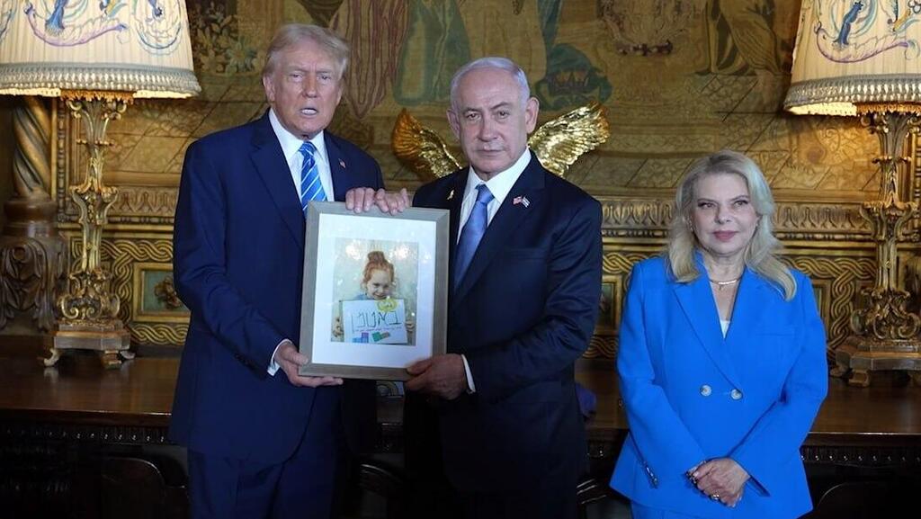 בנימין ושרה נתניהו נפגשים עם דונלד טראמפ ותמונתו של אריאל ביבס