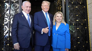 בנימין ושרה נתניהו נפגשים עם דונלד טראמפ ותמונתו של אריאל ביבס