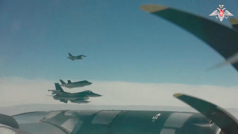 מטוס קרב של קנדה ליד מטוסים מפציצים של רוסיה ו סין מול חופי אלסקה ארה"ב