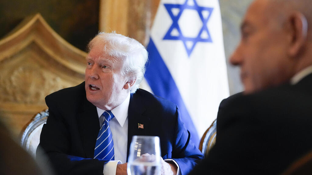 בנימין ושרה נתניהו נפגשים עם דונלד טראמפ ותמונתו של אריאל ביבס