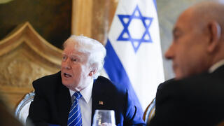 בנימין ושרה נתניהו נפגשים עם דונלד טראמפ ותמונתו של אריאל ביבס