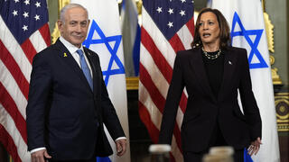 סגנית הנשיא קמאלה האריס וראש ממשלת ישראל בנימין נתניהו בלשכת הטקסים של סגן הנשיא במתחם הבית הלבן בוושינגטון