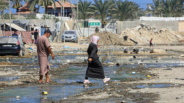 ביוב זורם ברחובות דיר אל-בלח במרכז רצועת עזה