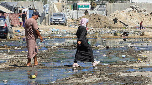 ביוב זורם ברחובות דיר אל-בלח במרכז רצועת עזה