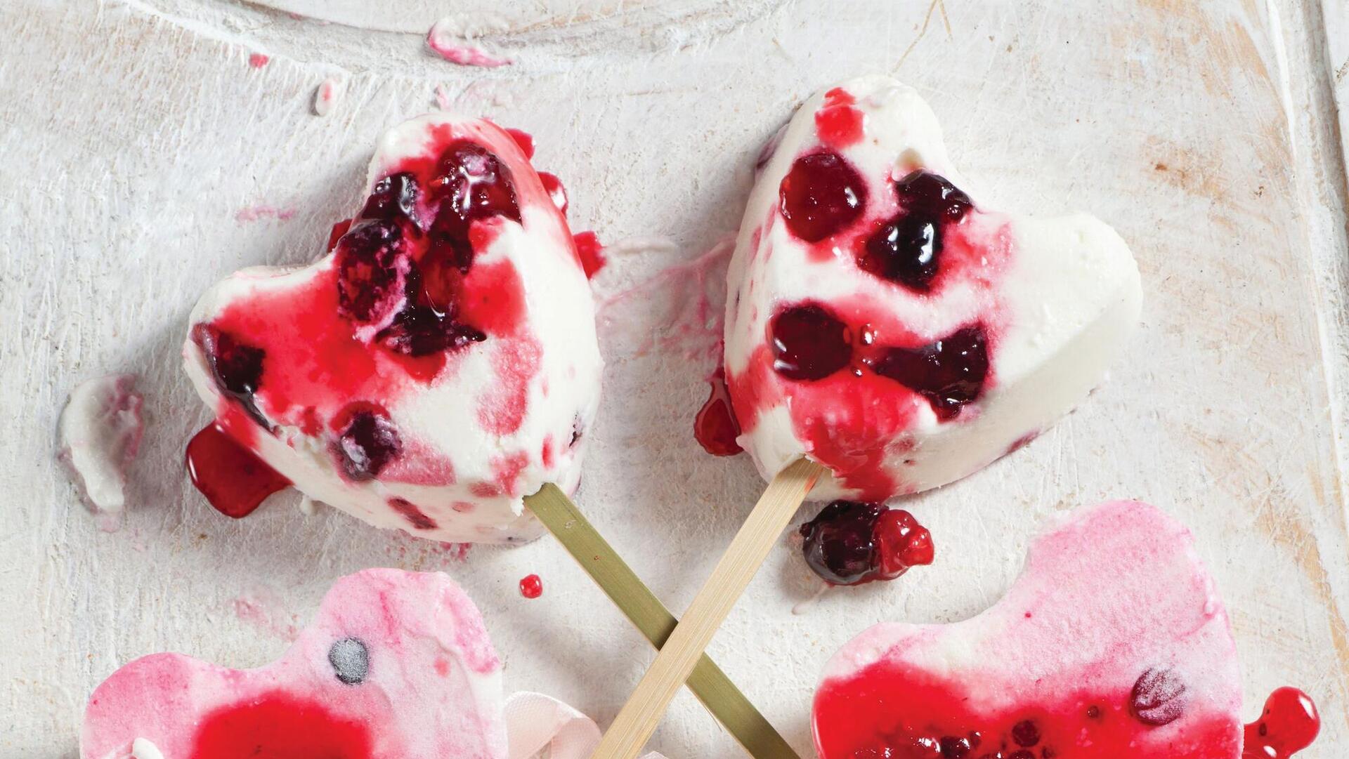 חטיפי גלידת יוגורט ופירות יער