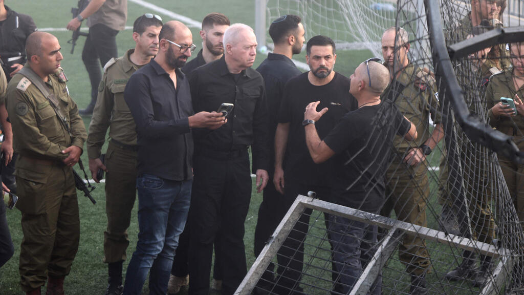 יואב גלנט במג'דל שמס לאחר הירצחם של 12 הילדים מהירי הרקטי של ארגון הטרור חיזבאללה