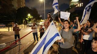 הפגנה מול בית הפצרי"ת יפעת תומר ירושלמי בעקבות מעצרם של תשעה לוחמים בחשד להתעללות במחבל נוחבה