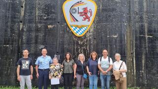 ביקור באחד ממחנות העבודה באזור לנדסברג, Welfen Barracks, בו אולצו עובדי כפייה לבנות בונקרים עבור מטוסי הצבא הגרמני