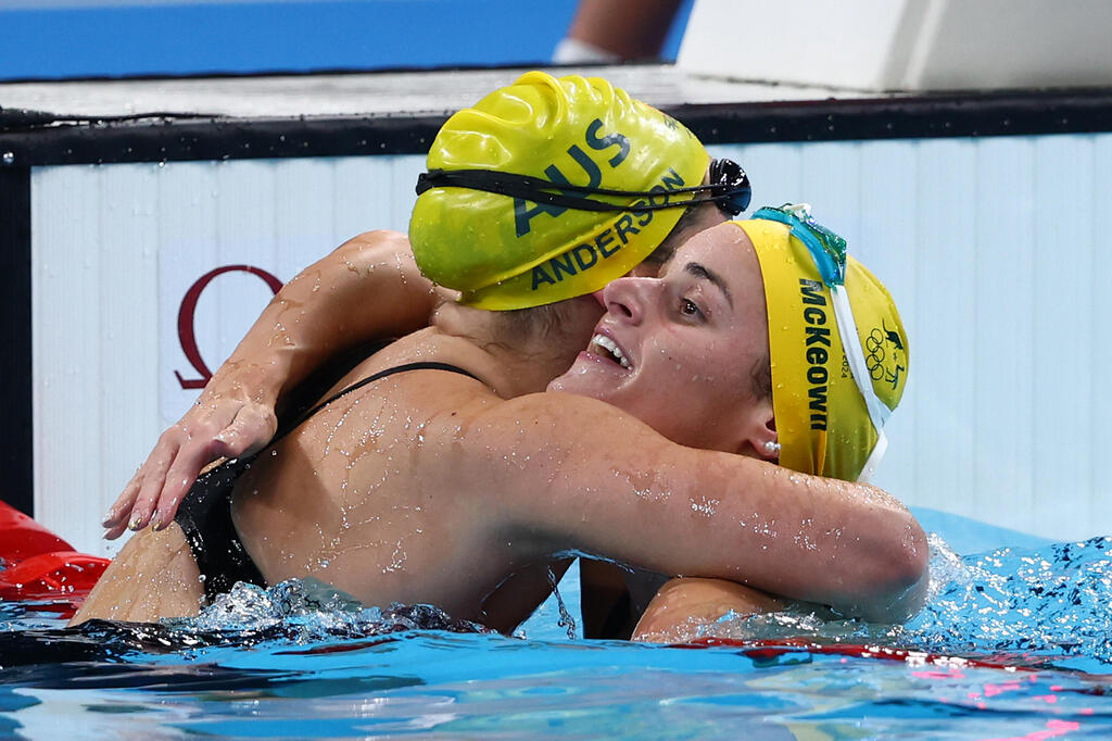 קיילי מקיואן חוגגת את הניצחון ב-100 מ' גב