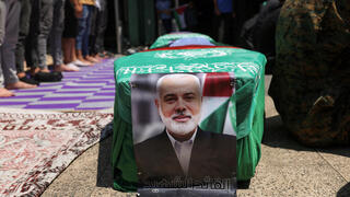 מפגינים בביירות נגד חיסולו של איסמעיל הנייה באיראן