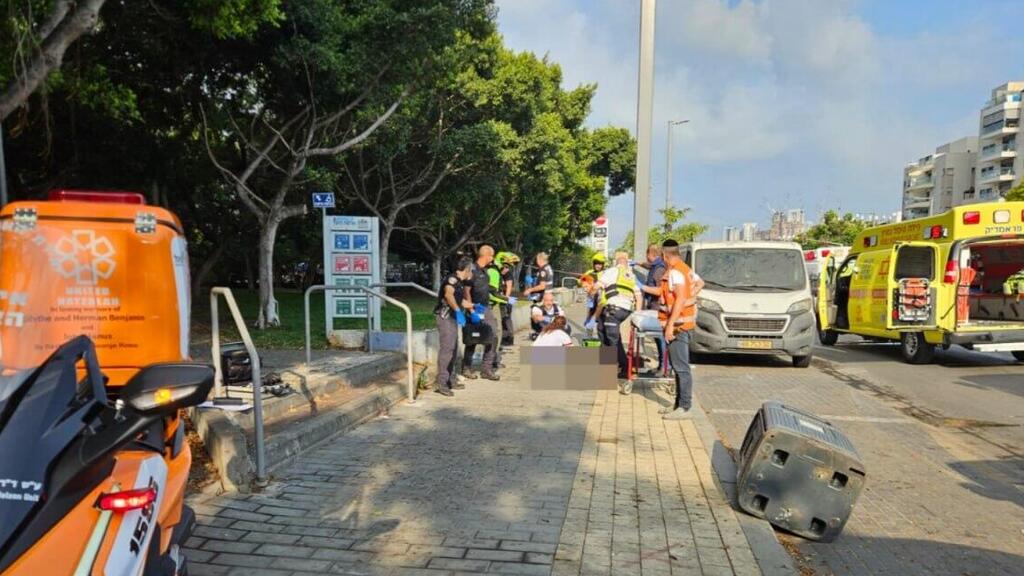 זירת אירוע הדקירה ברחוב משה דיין בחולון