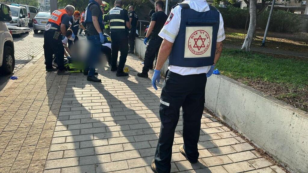 זירת אירוע הדקירה ברחוב משה דיין בחולון