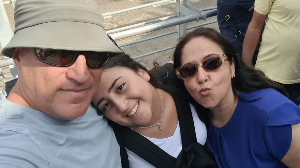רוני אשל ז"ל ואביה אייל ביום גיוסה לצה"ל