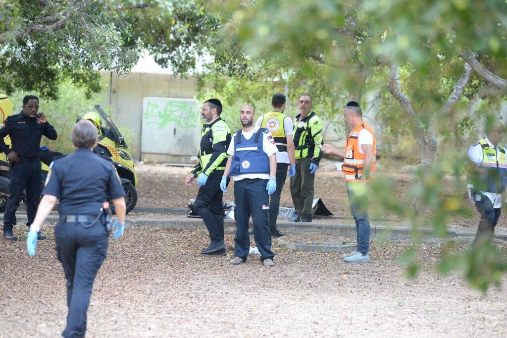 זירת אירוע הדקירה ברחוב משה דיין בחולון