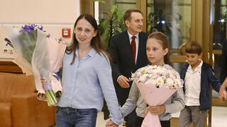 רוסיה עסקת אסירים פוטין מקבל את פניהם של ארטיום דולצב אנה דולצבה ו ילדיהם