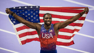 נואה ליילס חוגג עם דגל ארה"ב