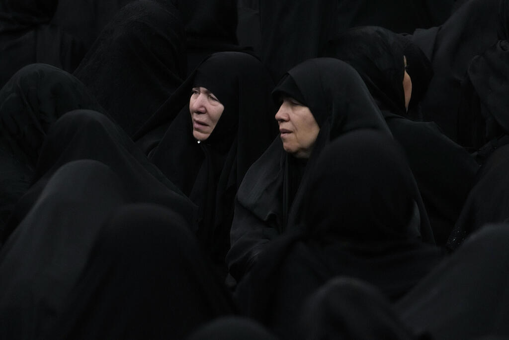  Shiite Muslim women mourn during Ashoura ritual.