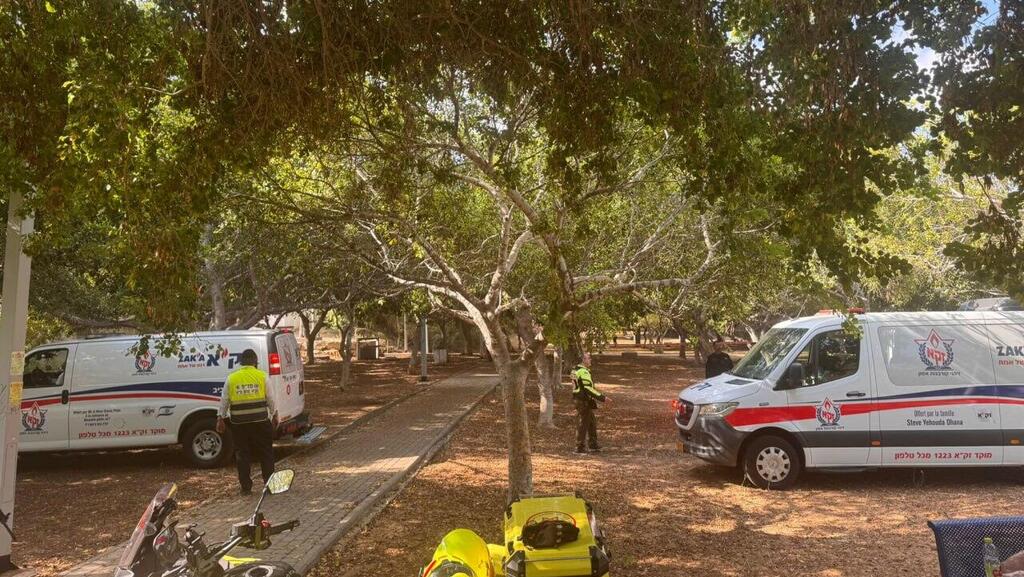 זירת פיגוע הדקירה ברחוב משה דיין בחולון