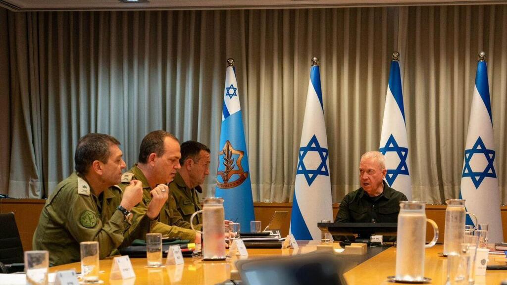 דיון חשיבה של שר הביטחון יואב גלנט, הרמטכ״ל רב-אלוף הרצי הלוי ועוד גורמים ביטחוניים בכירים