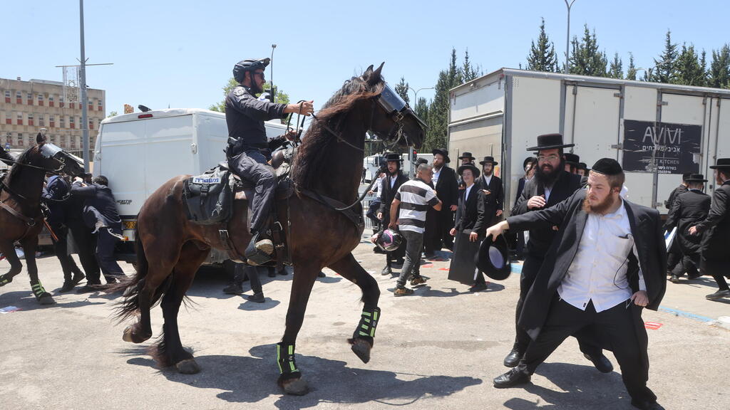 חרדים מפגינים בלשכת הגיוס בתל השומר