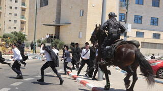חרדים מפגינים בלשכת הגיוס בתל השומר