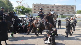 חרדים מפגינים בלשכת הגיוס בתל השומר
