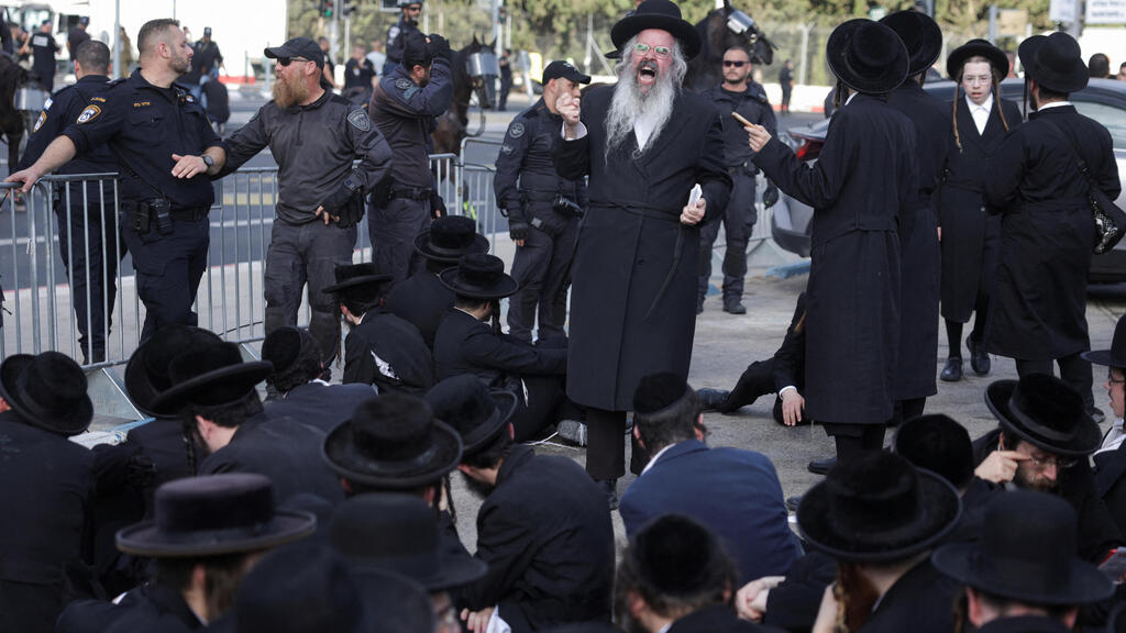 חרדים מפגינים בלשכת הגיוס בתל השומר