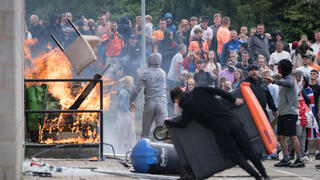רות'רהאם מהומות מחוץ לאכסניה של מבקשי מקלט בריטניה