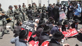 חרדים מפגינים בלשכת הגיוס בתל השומר