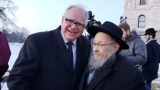 טים וולז בטקס בבית כנסת במיניאפוליס