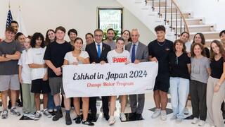 שגריר ארהב ביפן עם משלחת של ילדים מעוטף עזה