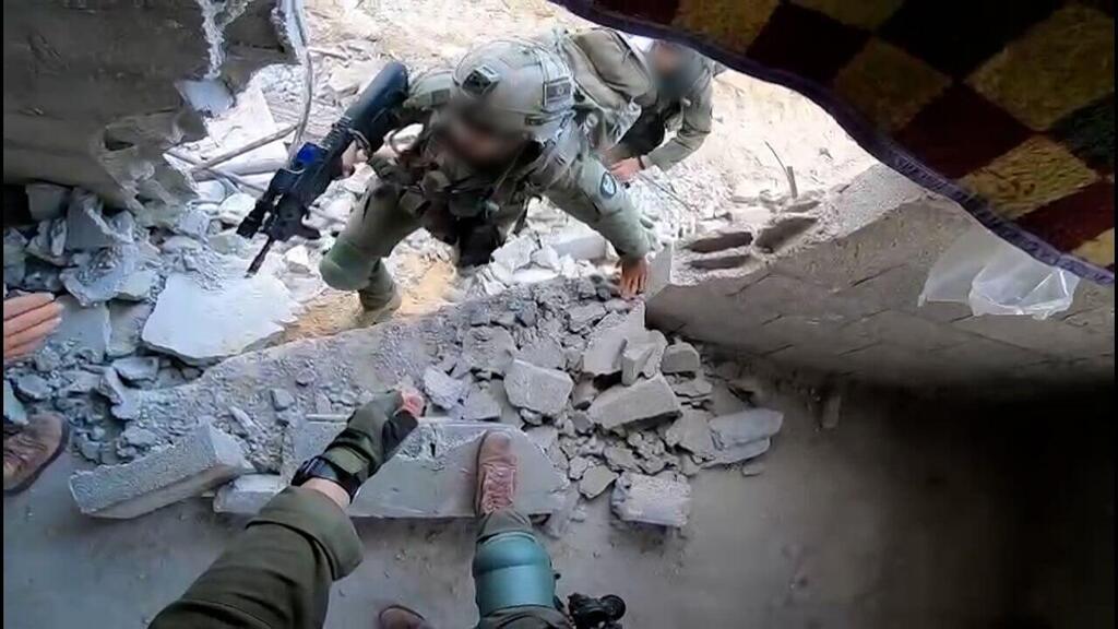 רפיח: תיעוד לוחמי סיירת נח"ל מאתרים תשתיות טרור בבתים אזרחיים איתור פיר מנהרה בחדר אמבטיה על ידי רחפן