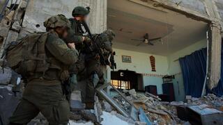 רפיח: תיעוד לוחמי סיירת נח"ל מאתרים תשתיות טרור בבתים אזרחיים איתור פיר מנהרה בחדר אמבטיה על ידי רחפן