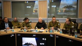 שר הביטחון יואב גלנט, קיים היום הערכת מצב בחמ״ל חטיבת המבצעים, יחד עם הרמטכ״ל רב-אלוף הרצי הלוי