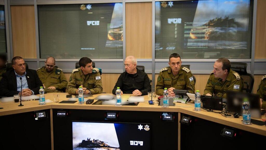 שר הביטחון יואב גלנט, קיים היום הערכת מצב בחמ״ל חטיבת המבצעים, יחד עם הרמטכ״ל רב-אלוף הרצי הלוי