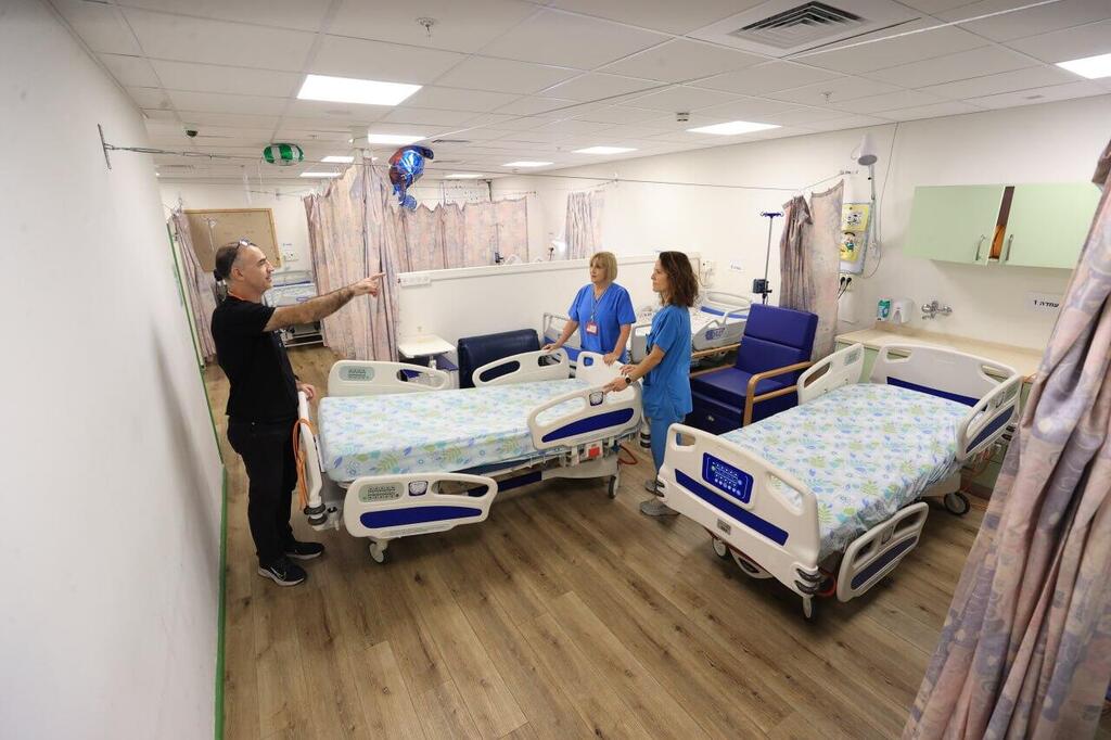 בית חולים לגליל נהריה ד"ר נדב סלייפר וצוות סיעודי  באגף הילדים התת-קרקעי שבמרכז הרפואי לגליל