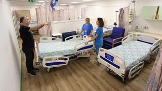 בית חולים לגליל נהריה ד"ר נדב סלייפר וצוות סיעודי  באגף הילדים התת-קרקעי שבמרכז הרפואי לגליל