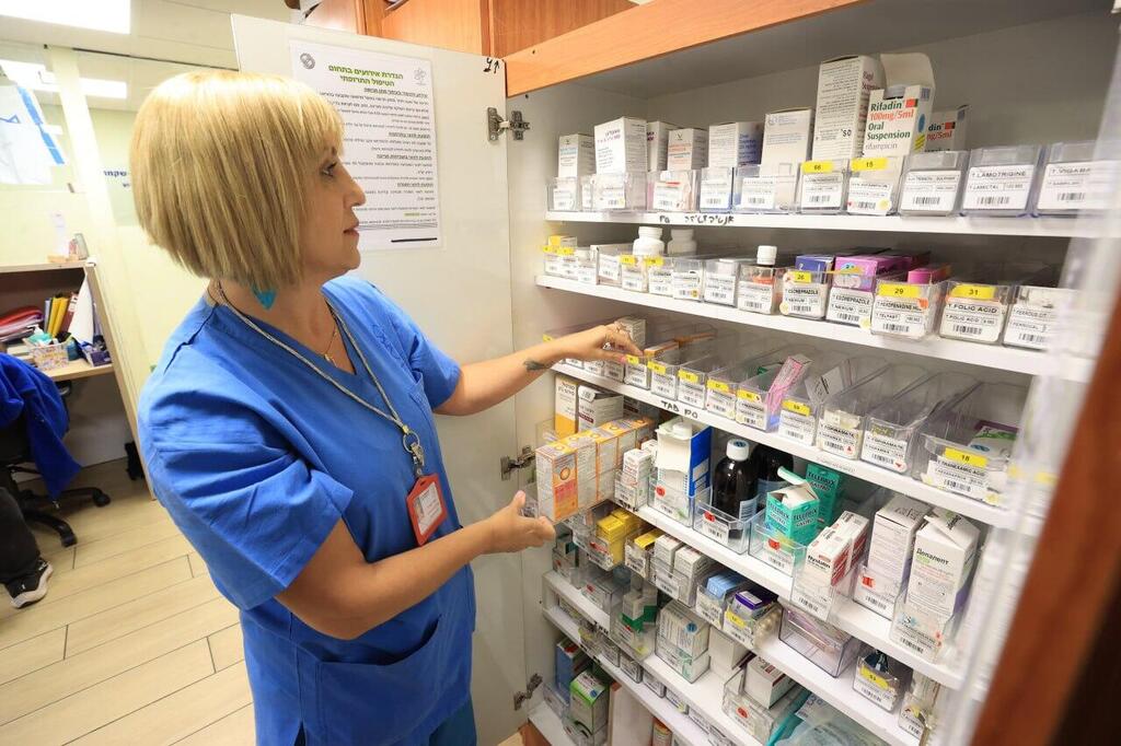 בית חולים לגליל נהריה האחות פאדיה שאהין ליד ארון התרופות 