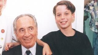 שמעון פרס עם נכדיו, מימין: אסף ולדן